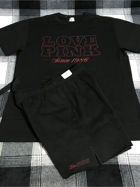 VS PINK CAMPUS FLEECE SHORTS WITH CAMPUS SHORT SLEEVE TEE & LOVE PINK LOGO